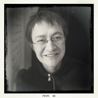 Emmanuelle Villard (ingénieure du son).  Décor appartement.