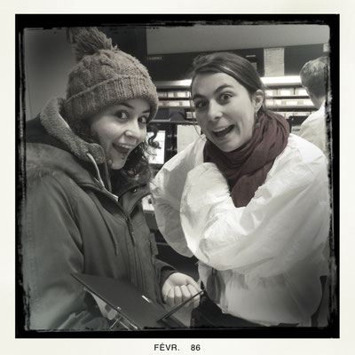 Chloé Zobel (accessoiriste) et Pauline Pecheux (scripte) Décor: Usine à Essilor Varilux, Lyon. 
