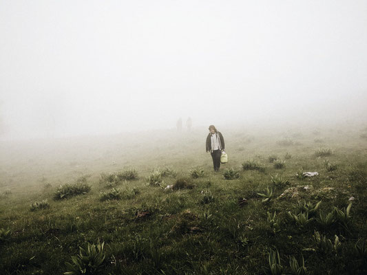 Une accessoiriste dans le brouillard.