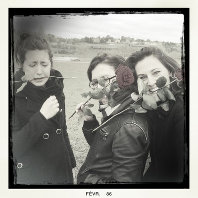 Maya Coutouzis productrice executive (droite) Hind Dadssi (milieu) assistante réalisatrice et Cassandre Faes (habilleuse), décor cimetière, parc de la Feyssine, Villeurbanne.