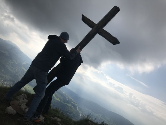 Installation de la croix sur le Mont d'Or.