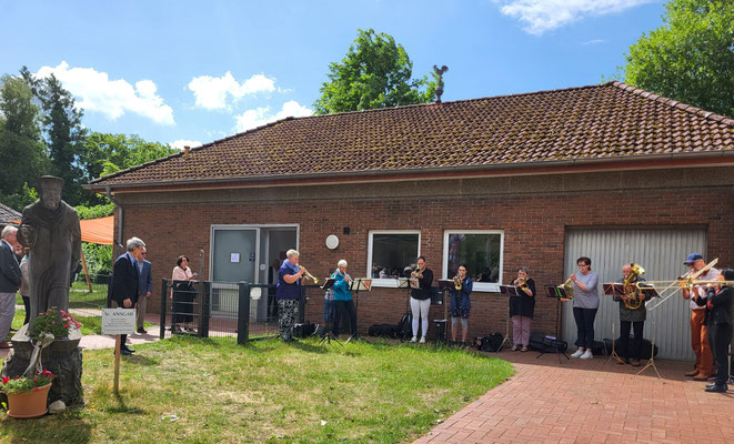 Nach dem Gottesdienst spielt der Posaunenchor der Peter-und-Paul-Kirchengemeinde