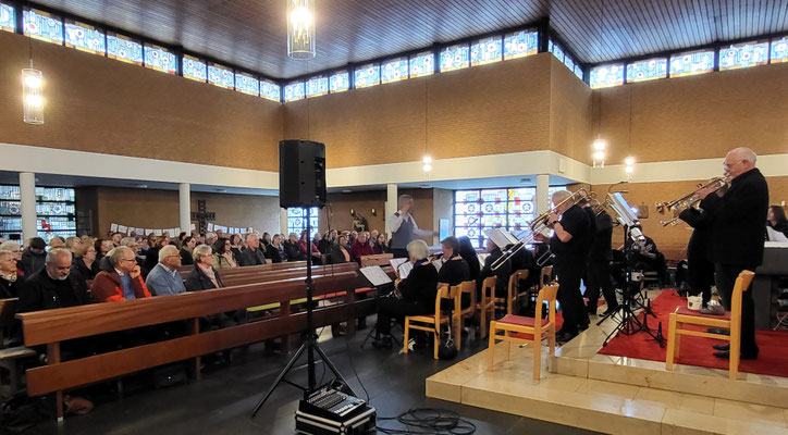 Viele Musikbegeisterte füllen die Kirche