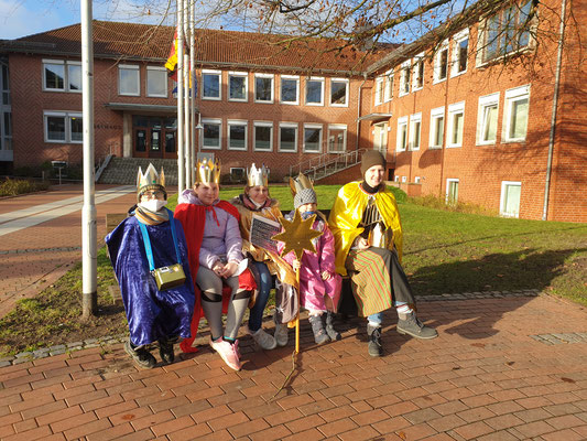 Warten vor dem Rathaus Schneverdingen / Foto: Christine Gevers