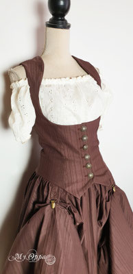 Ensemble steampunk My Oppa, gilet sous poitrine avec boutonnage, jupe relevable longue marron, chemise sur épaules