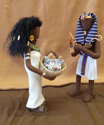 Die Tochter des Pharao präsentiert den kleinen Moses ihrem Vater.