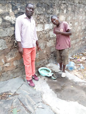 Bisherige Toilette im Slum Maboxini