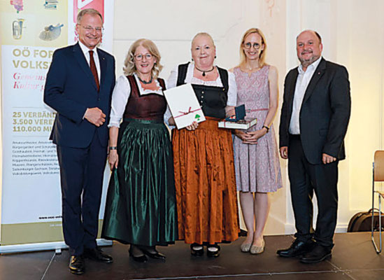 Verleihung der Professor-Hans-Samhaber-Plakette an Herta Heiligenbrunner. LH Mag. Thomas Stelzer, Präsidentin Kons. Christine Huber, Herta Heiligenbrunner, Kulturdirektorin Mag. Margot Nazzal, Bürgermeister Bernd Schützeneder / St. Florian.  Foto: Franz E