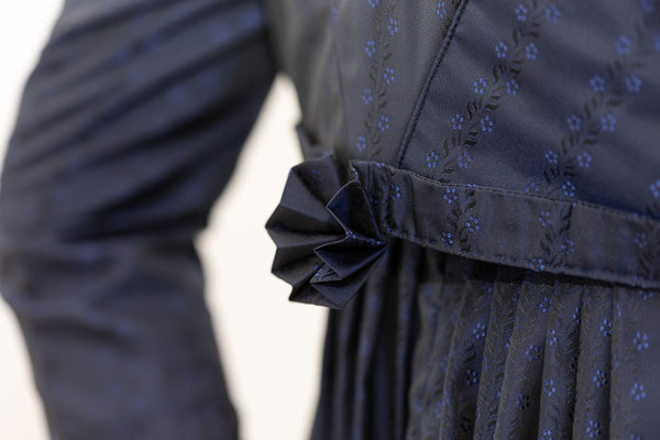 Der kurze Spenzer kann mit und ohne Schößchen gestaltet werden. Hier ein Stück nach historischer Vorlage, gearbeitet mit aufspringender Rosette in  der rückwärtigen Mitte.  Foto: Melanie Peterseil – Fine Art Photography