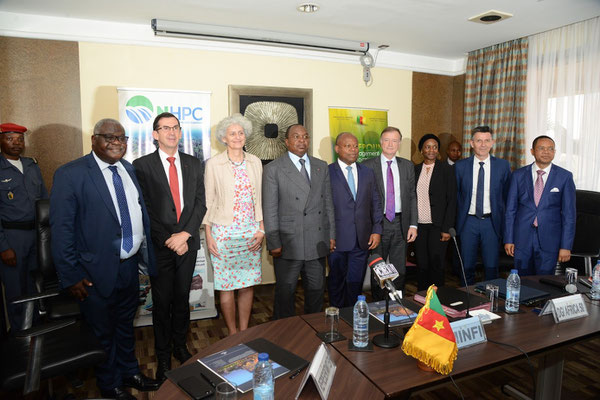 De gauche à droite : Pierre EDIMO, Président du Comité de pilotage, S.E. M. l’Ambassadeur de France au Cameroun Gilles THIBAULT, Valérie LEVKOV, Directrice EDF Afrique et Moyen-Orient, S.E. M. le Ministre des Finances Louis-Paul MOTAZE, Alain EBOBISSE, Di