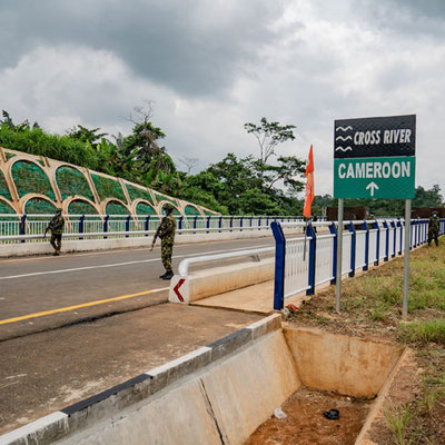 Pont sur le Cross-River entre le Cameroun et le Nigéria. Inauguration