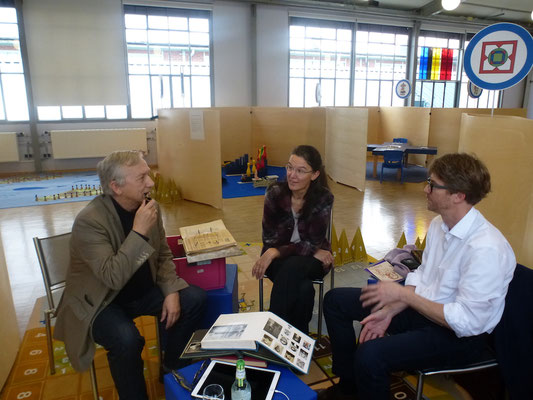 otos Switalski; Besprechung eines neuen Projektes über die Zeit vor den 68ern im Melachthon-Gymnasium. V.rechts nach links, Dr. Mathias Rösch Leiter des Schulmuseums und Dozent an der EWF, Dr. Martina Switalski Gymnasiallehrerin für D und G am Melanchthon