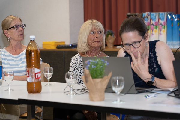 Impression vom Vorstandstisch. Stimmt das Protokoll?