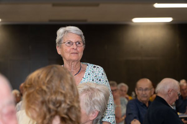 Marianne Cserhati informiert kurz über das Angebot des Generationenpark Hirtenhof.