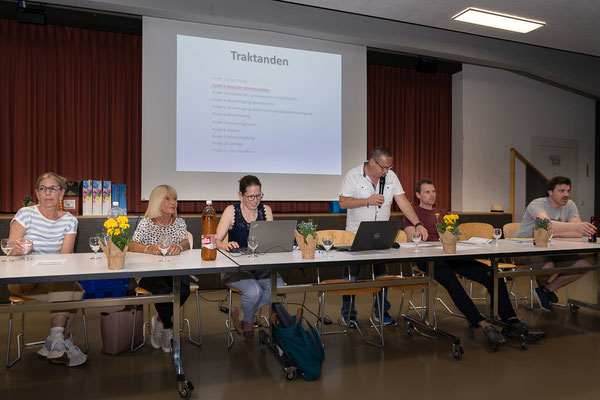Der Vorstand am langen Vorstandstisch.