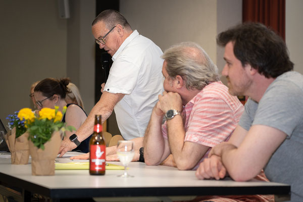 Urs Cattani informiert, dass der Quartierverein noch jemanden fürs Büro und einen Kassier sucht.