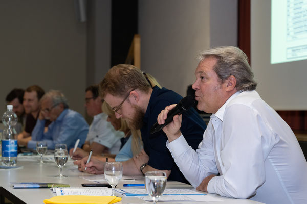 Ruedi Lussi, Finanzvorstand des Quartiervereins, informiert über die Jahresrechnung.