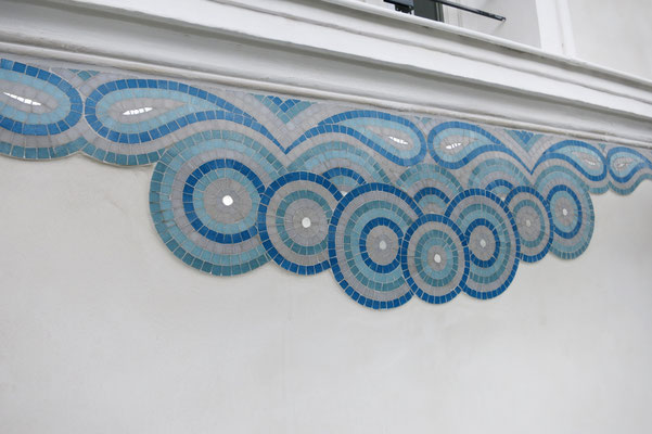 Détail d'une frise en mosaïque bleue de style Art Déco, Cité des Fleurs, Paris 17ème.