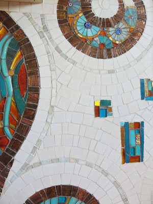 Détail de mosaïque artisanale aux tesselles dorées et motifs spirales inspirés de Gustav Klimt.