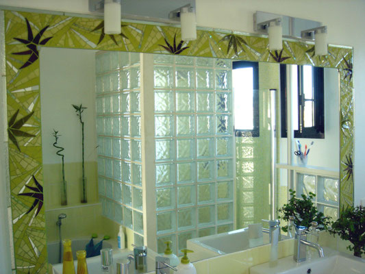 Frise en mosaïque aux motifs de bambous verts dans une salle de bain, commande privée.