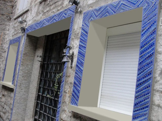 Frise décorative en mosaïque sur le linteau d'une entrée de maison, Pantin.