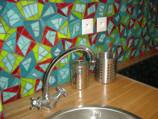 Crédence de cuisine contemporaine en mosaïque de verre artisanal Albertini aux reflets brillants.