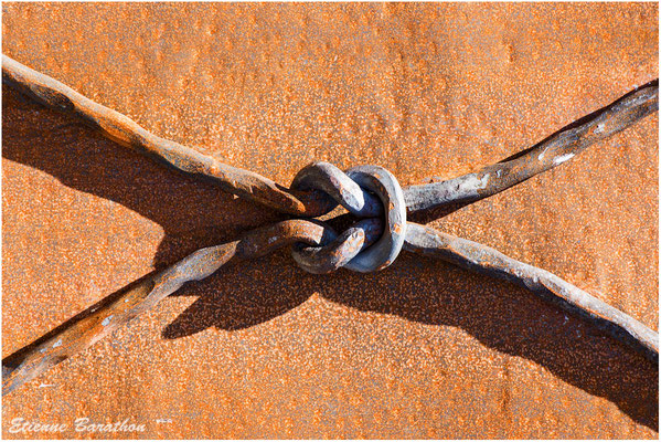 nœuds de barbelé sur portail, Orcines, Puy de Dôme 