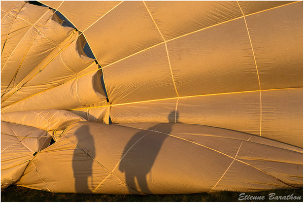 ombres humaines sur le ballon de la montgolfière au lever du soleil