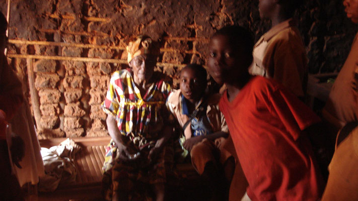 Schüler besuchen eine kranke Dorfbewohnerin