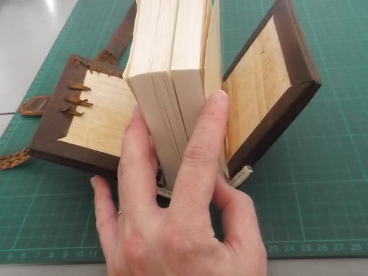 Reliure byzantine : vue des plats de couverture en bois (passure des lanières en cuir)