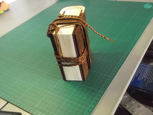 Reliure byzantine : vue de la tranchefile