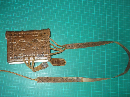 Reliure Byzantine:l'invention du marque page! Fixation d'une pièce de cuir sur le coin supérieur (servait aux copiste pour se repérer plus facilement dans leurs travaux d'écriture)