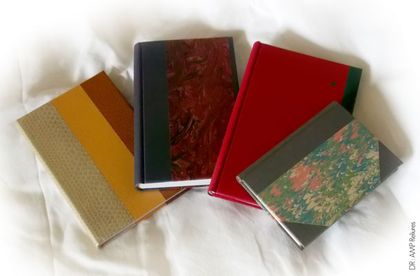 Pour les artistes et érivains : bloc notes personnalisés (toile, papier marbré, mosaïques en peau de serpent)
