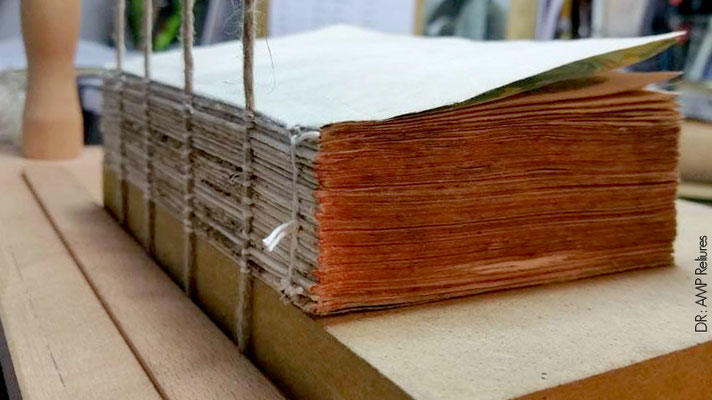 Restauration d'une couture XVI° s : travail minutieux, chaque cahier doit reprendre sa place d'origine pour retrouver la tranche teintée exactement identique