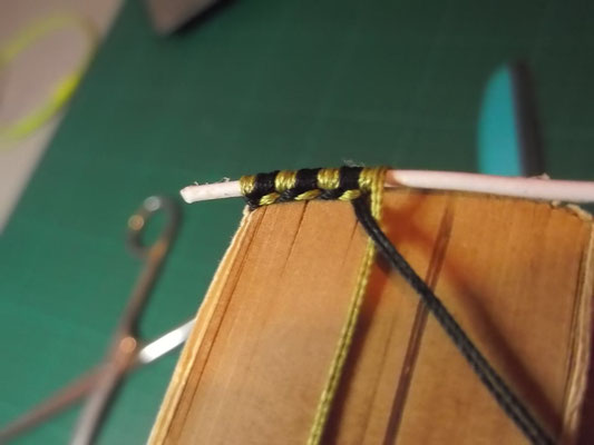 Tranchefile à talon bicolore : broderie artisanale en soie. Reliure soignée et reliure de luxe