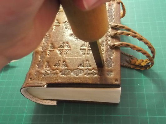 Décors du cuir par estampage à froid. Reliure soignée et reliure de luxe