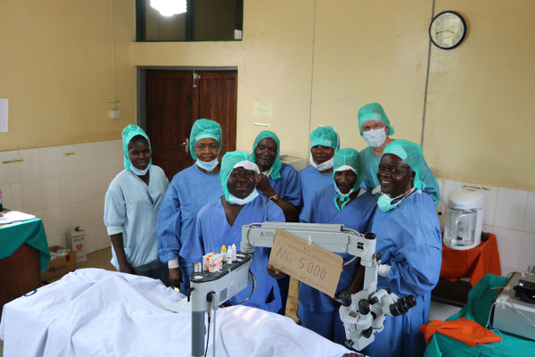 Das Team mit Dr. Grasbon nach seiner 5000. Operation in Afrika