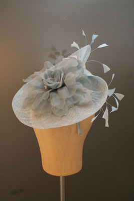 Brautkopfschmuck, Fascinator für die Hochzeit mit Federn und Blüte