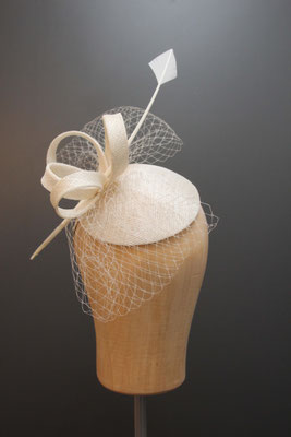 Brautkopfschmuck, Fascinator für die Hochzeit mit Federkiel und Schleier