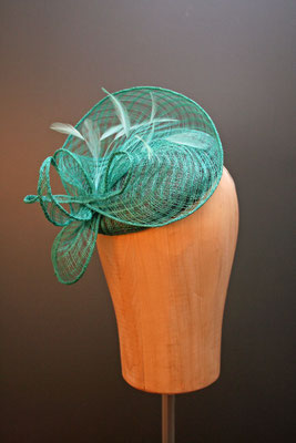 Kopfschmuck, Fascinator mit Federn