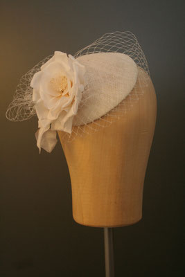 Brautkopfschmuck, Fascinator für die Hochzeit mit Blüte und Schleier