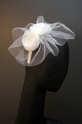 Brautkopfschmuck, Fascinator für die Hochzeit mit Tüll und Blüten
