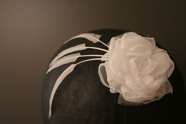 Brautkopfschmuck, Fascinator für die Hochzeit - Blüte mit Federn auf Haarspange