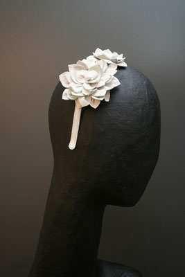 Brautkopfschmuck, Fascinator für die Hochzeit - Lederblüten auf Haarreif