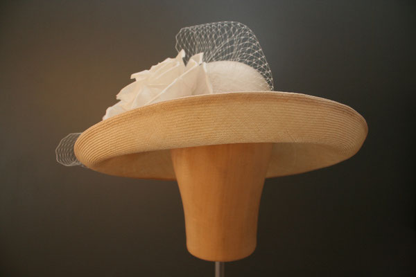 großer Hut für die Hochzeit mit Blüte und Schleier