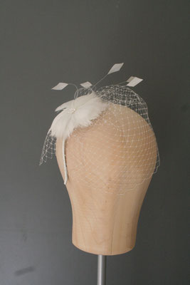 Brautkopfschmuck, Fascinator für die Hochzeit mit Federn und Schleier