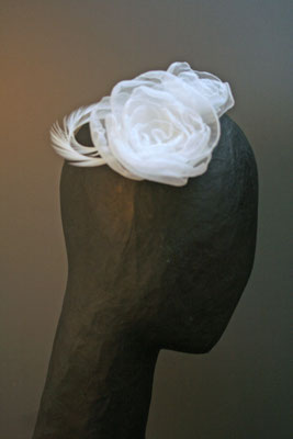 Brautkopfschmuck, Fascinator für die Hochzeit - Blüte mit Federn