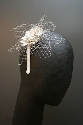 Brautkopfschmuck, Fascinator für die Hochzeit - Lederblüten und Schleier auf Haarreif