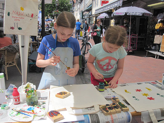 Baumwolltaschen werden bedruckt.