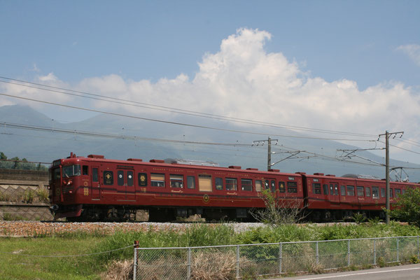 しなの鉄道の観光列車「ろくもん」　信濃追分付近　背景は浅間山